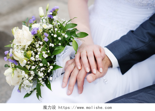 新娘和新郎的双手新娘和新郎的手